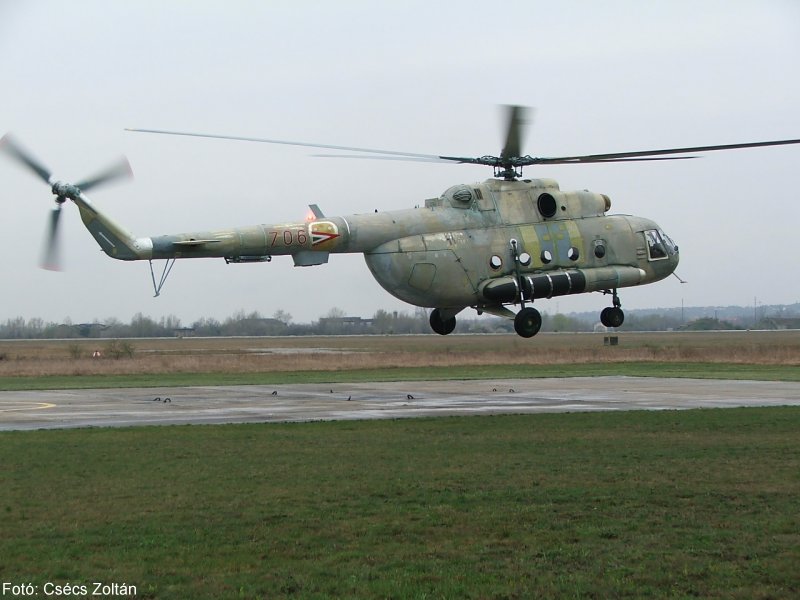 Kép a Mil Mi-17 típusú, 706 oldalszámú gépről.