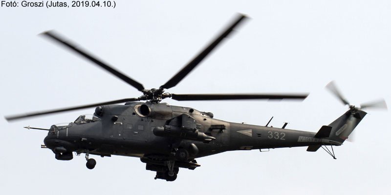 Kép a Mil Mi-24 típusú, 332 oldalszámú gépről.