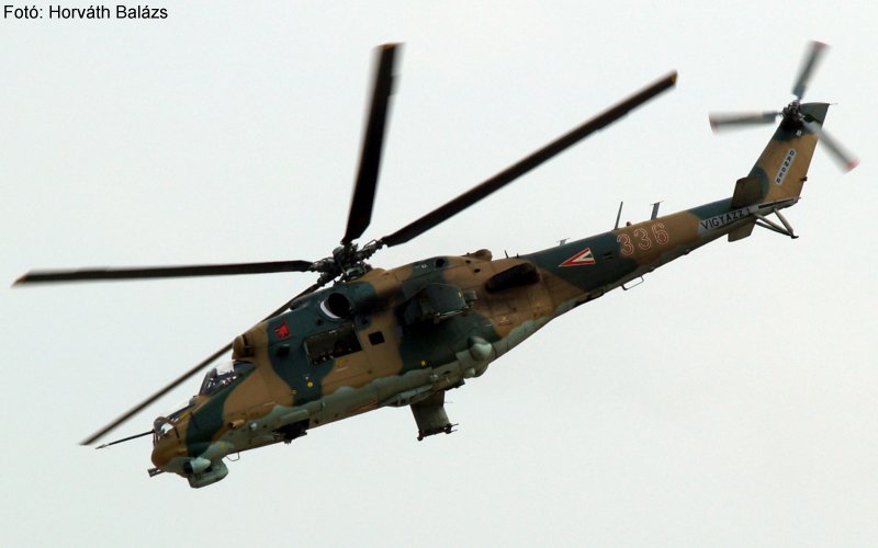 Kép a Mil Mi-24 típusú, 336 oldalszámú gépről.