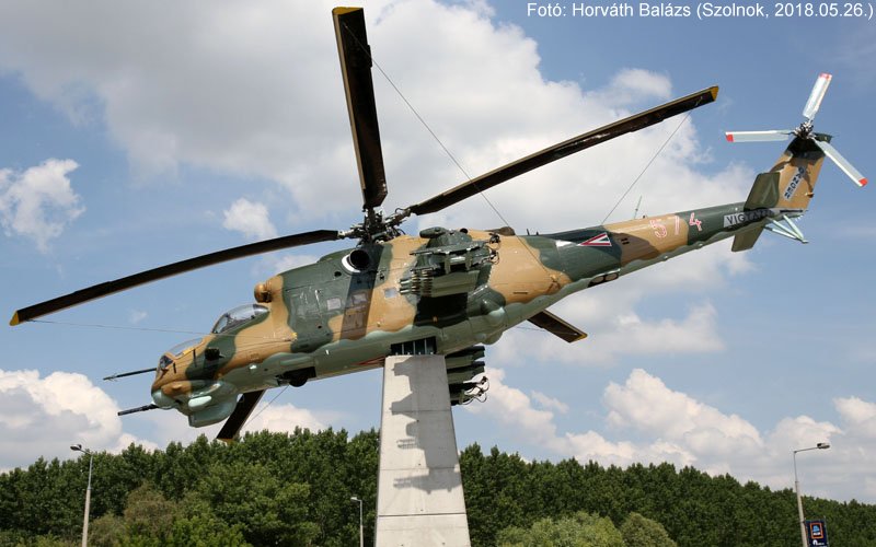 Kép a Mil Mi-24 típusú, 574 oldalszámú gépről.