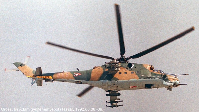 Kép a Mil Mi-24 típusú, 577 oldalszámú gépről.