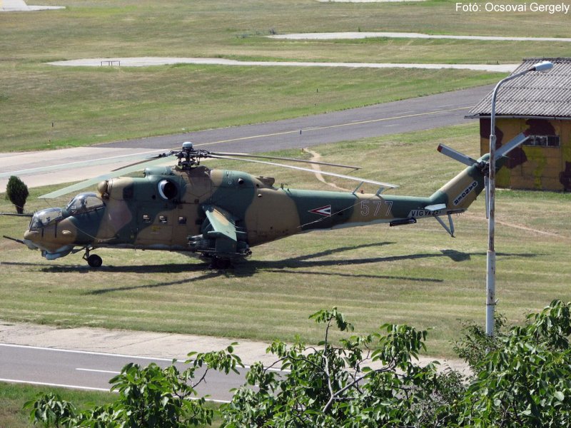 Kép a Mil Mi-24 típusú, 577 oldalszámú gépről.