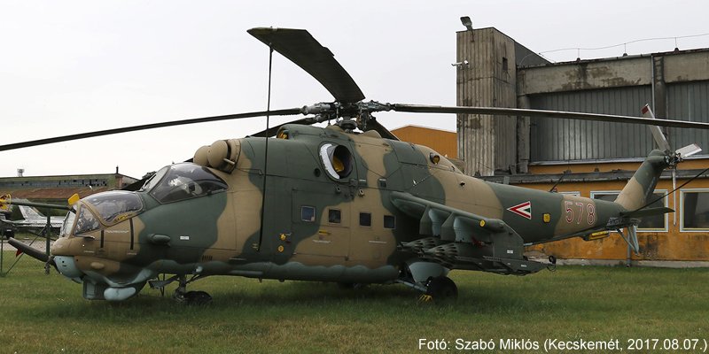 Kép a Mil Mi-24 típusú, 578 oldalszámú gépről.