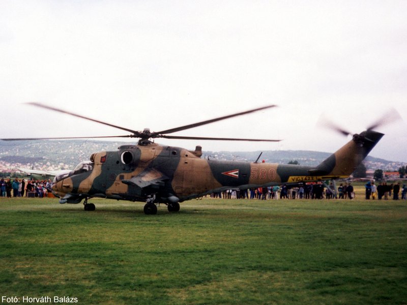 Kép a Mil Mi-24 típusú, 580 oldalszámú gépről.