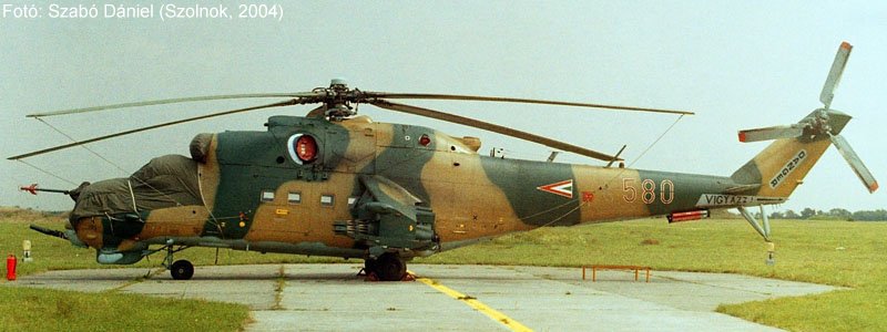 Kép a Mil Mi-24 típusú, 580 oldalszámú gépről.