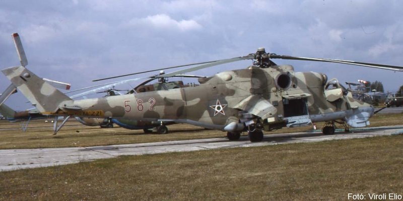 Kép a Mil Mi-24 típusú, 582 oldalszámú gépről.