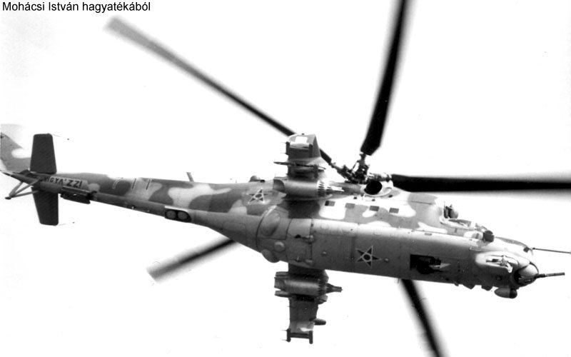 Kép a Mil Mi-24 típusú, 711 oldalszámú gépről.
