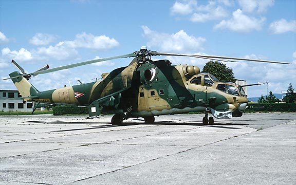 Kép a Mil Mi-24 típusú, 711 oldalszámú gépről.