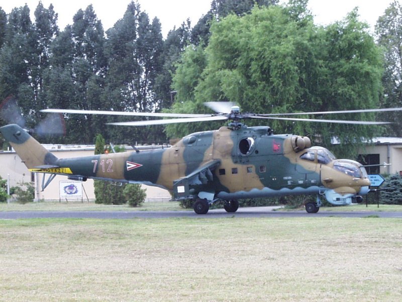 Kép a Mil Mi-24 típusú, 712 oldalszámú gépről.