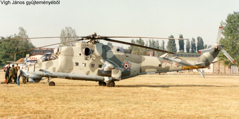 Kép a Mil Mi-24 típusú, 713 oldalszámú gépről.