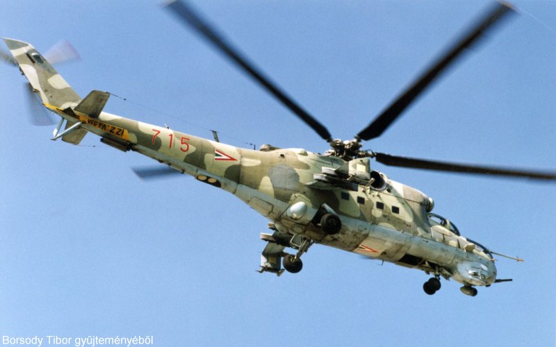 Kép a Mil Mi-24 típusú, 715 oldalszámú gépről.