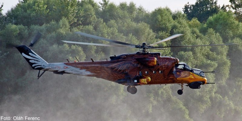 Kép a Mil Mi-24 típusú, 716 oldalszámú gépről.