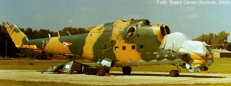 Kép a Mil Mi-24 típusú, 717 oldalszámú gépről.