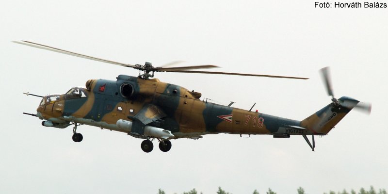 Kép a Mil Mi-24 típusú, 718 oldalszámú gépről.