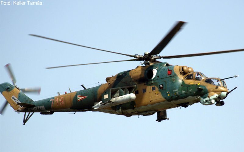 Kép a Mil Mi-24 típusú, 719 oldalszámú gépről.