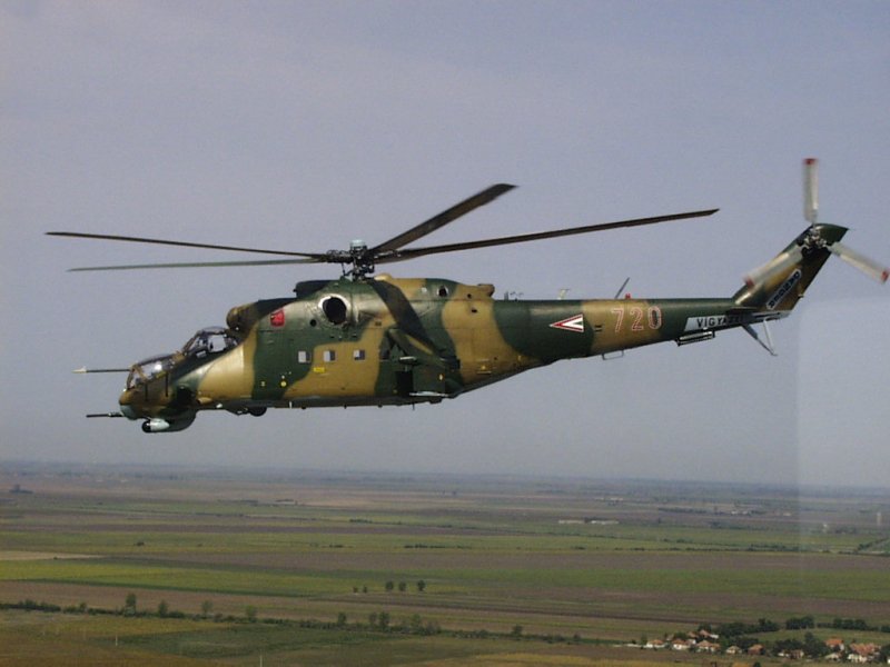 Kép a Mil Mi-24 típusú, 720 oldalszámú gépről.