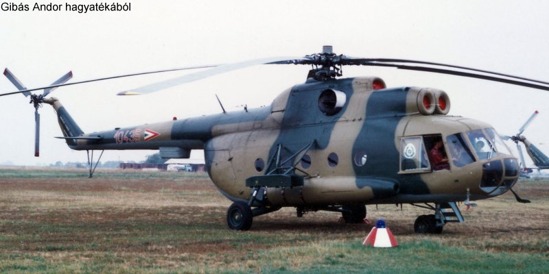 Kép a Mil Mi-8 típusú, 10435 oldalszámú gépről.
