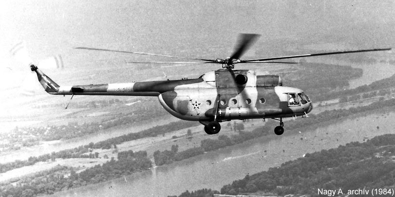 Kép a Mil Mi-8 típusú, 330 oldalszámú gépről.