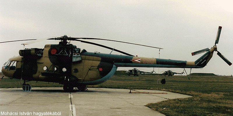 Kép a Mil Mi-8 típusú, 330 oldalszámú gépről.