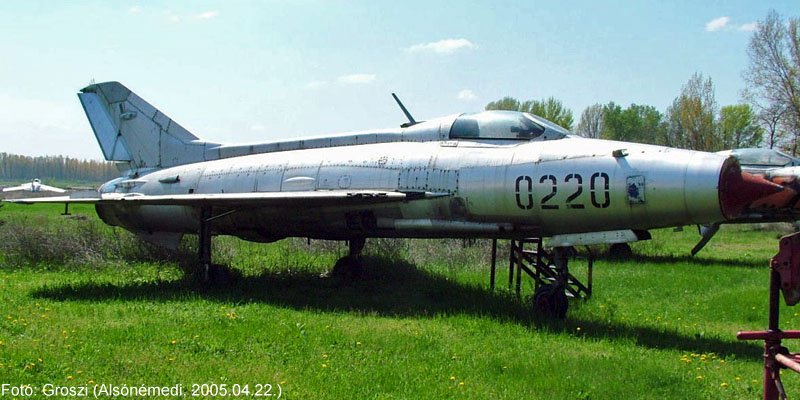 Kép a Mikojan-Gurjevics MiG-21 típusú, csehszlovák katonai 0220 oldalszámú gépről.