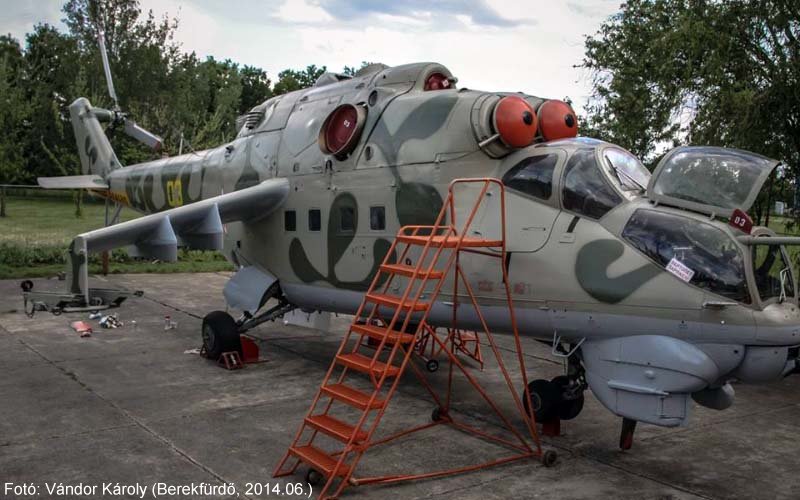 Kép a Mil Mi-24 típusú, szovjet katonai sárga 03 oldalszámú gépről.