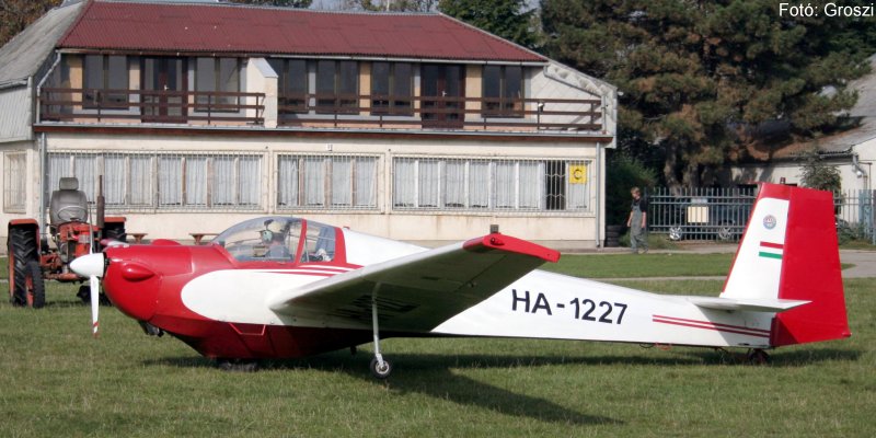 Kép a HA-1227 (2) lajstromú gépről.