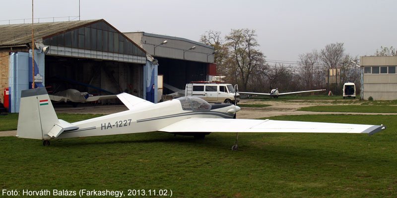 Kép a HA-1227 (2) lajstromú gépről.
