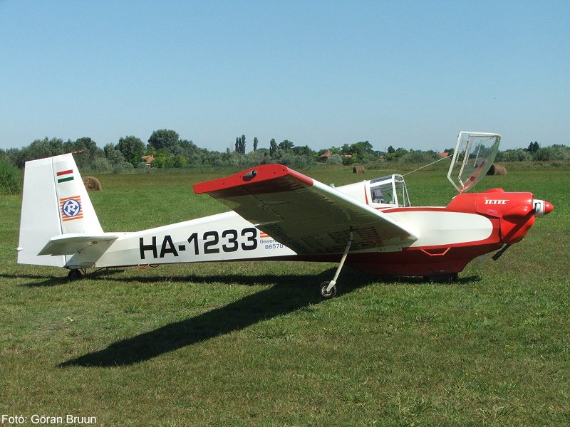 Kép a HA-1233 (2) lajstromú gépről.
