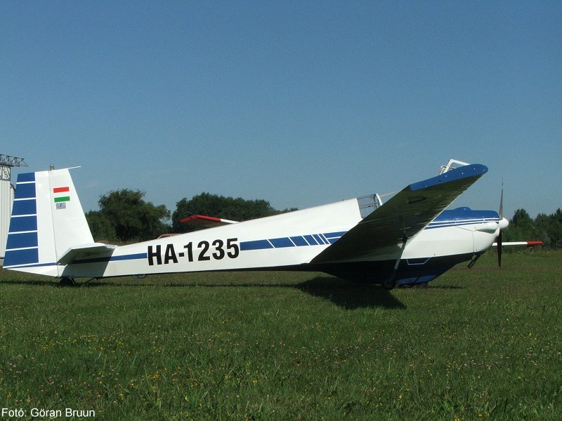 Kép a HA-1235 (2) lajstromú gépről.