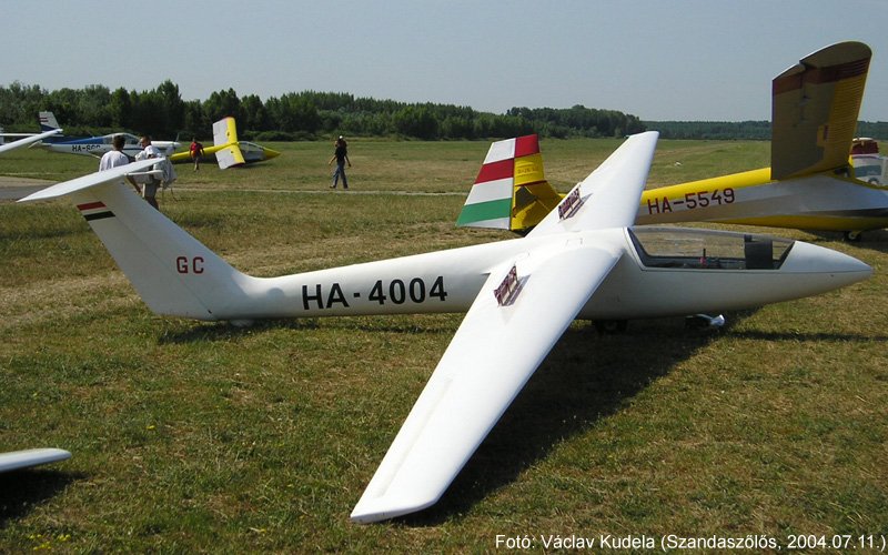 Kép a HA-4004 (2) lajstromú gépről.