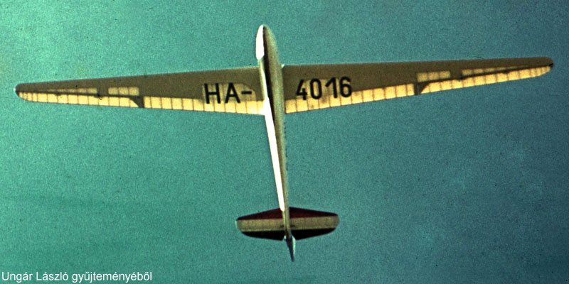 Kép a HA-4016 (1) lajstromú gépről.