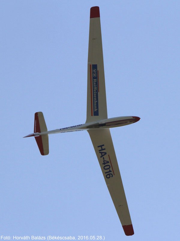 Kép a HA-4016 (2) lajstromú gépről.