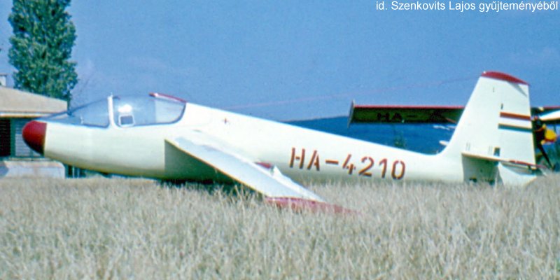 Kép a HA-4210 (1) lajstromú gépről.