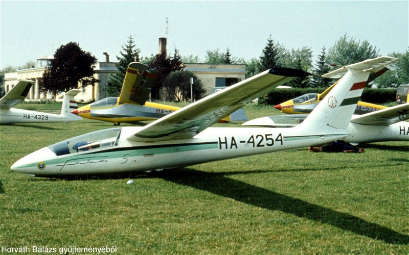 Kép a HA-4254 lajstromú gépről.