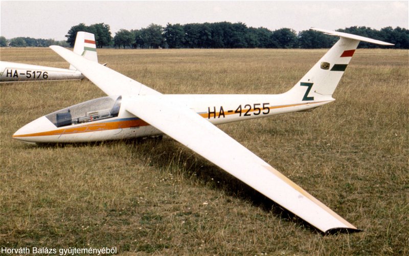 Kép a HA-4255 lajstromú gépről.