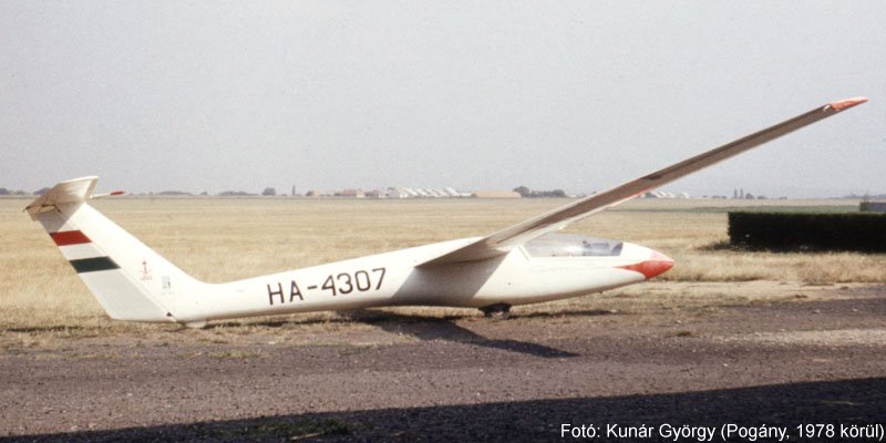 Kép a HA-4307 lajstromú gépről.