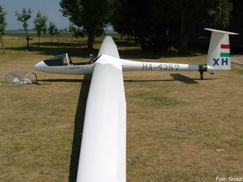 Kép a HA-4357 lajstromú gépről.