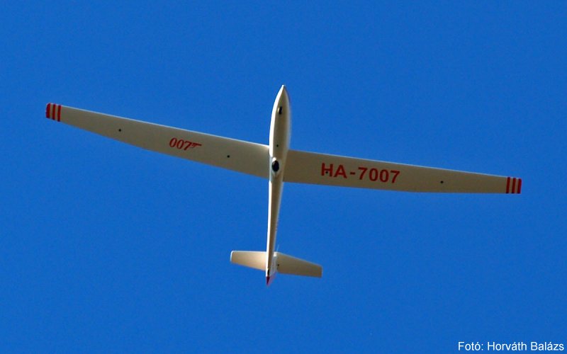 Kép a HA-7007 (2) lajstromú gépről.