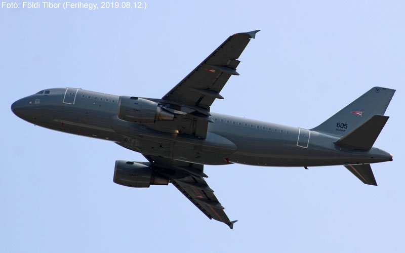 Kép a Airbus A319 típusú, 605 oldalszámú gépről.