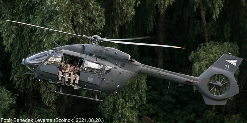 Kép a Airbus Helicopters H145 típusú, 11 oldalszámú gépről.