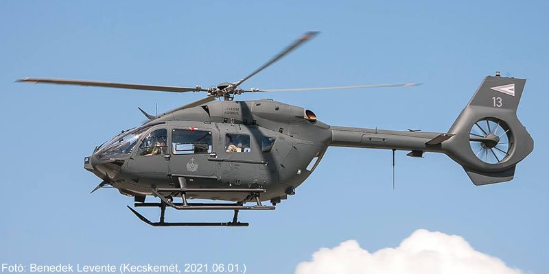 Kép a Airbus Helicopters H145 típusú, 13 oldalszámú gépről.