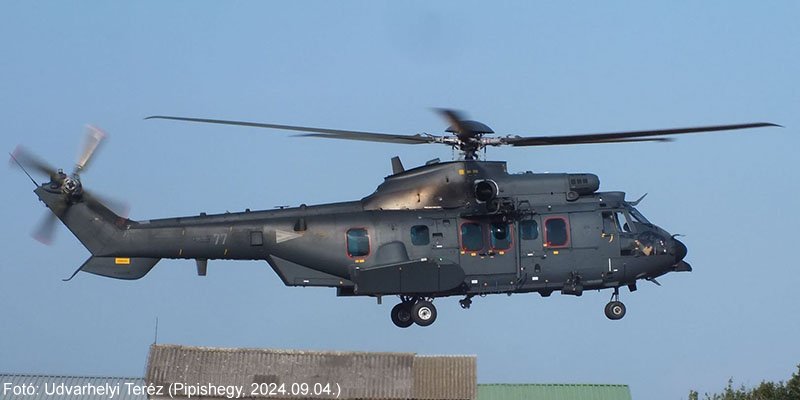 Kép a Airbus Helicopters H225 típusú, 77 oldalszámú gépről.