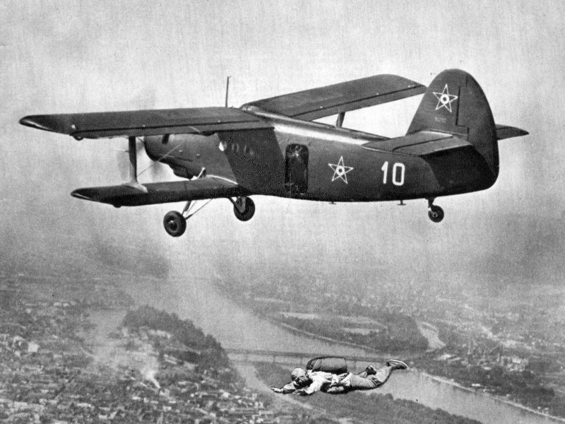 Kép a Antonov An-2 típusú, 10 oldalszámú gépről.