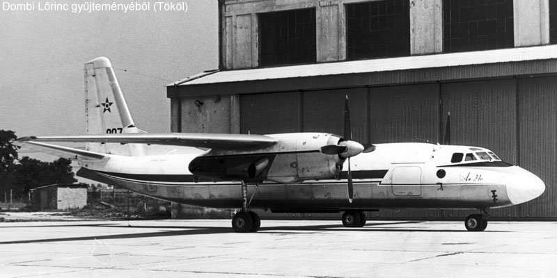 Kép a Antonov An-24 típusú, 907 oldalszámú gépről.