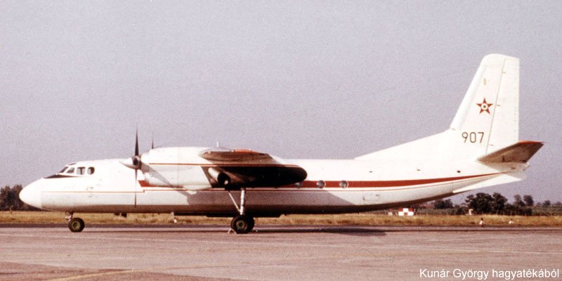 Kép a Antonov An-24 típusú, 907 oldalszámú gépről.