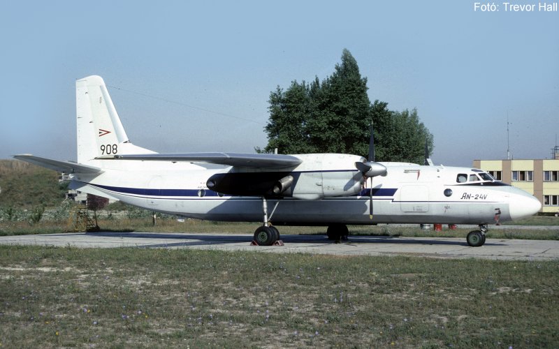 Kép a Antonov An-24 típusú, 908 oldalszámú gépről.