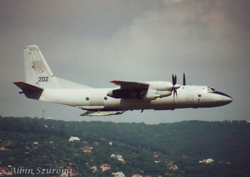 Kép a Antonov An-26 típusú, 202 oldalszámú gépről.