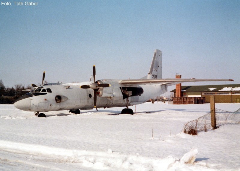 Kép a Antonov An-26 típusú, 208 oldalszámú gépről.