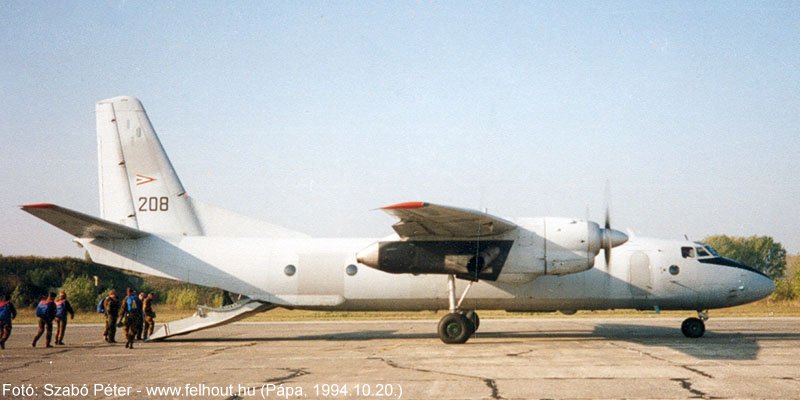 Kép a Antonov An-26 típusú, 208 oldalszámú gépről.