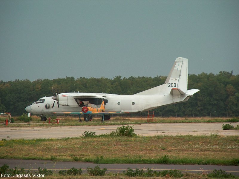 Kép a Antonov An-26 típusú, 209 oldalszámú gépről.